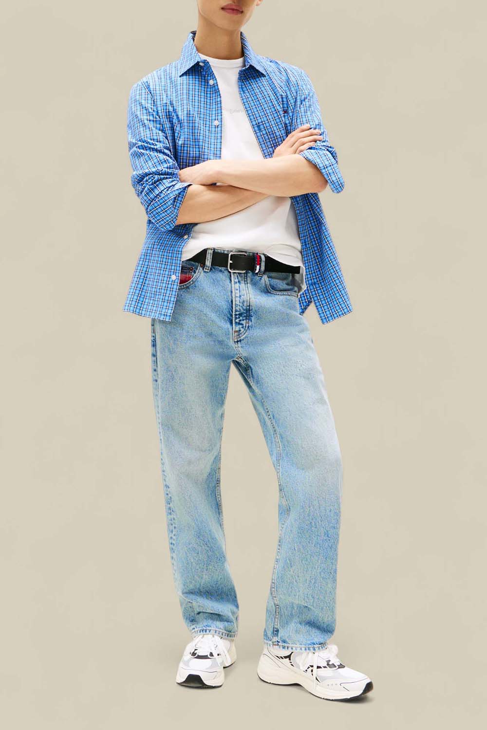 תמונת כל הלוק של מכנסי ג'ינס ישרים